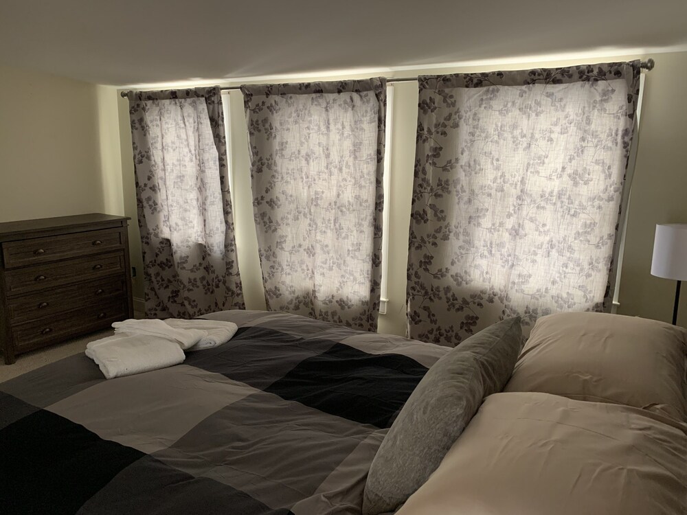 Crows Nest. Downtown New Bedford Historic District. HARBOR VIEWS! New