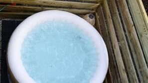Outdoor spa bath