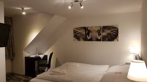 Hochwertige Bettwaren, Minibar, Schreibtisch, Bettwäsche