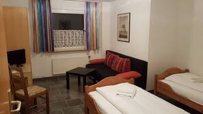 Hochwertige Bettwaren, Minibar, Schreibtisch, Bettwäsche