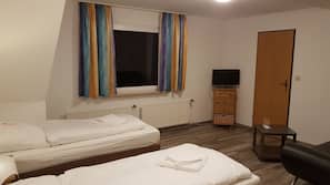 Hochwertige Bettwaren, Minibar, Schreibtisch, Bettwäsche