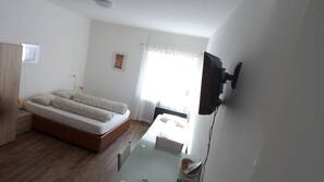Kostenpflichtige Babybetten, kostenloses WLAN, Bettwäsche