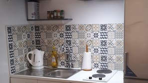 Full-sized fridge, microwave, hob, electric kettle