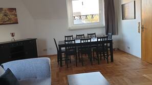 Fernseher, Kamin, DVD-Player, Bücher