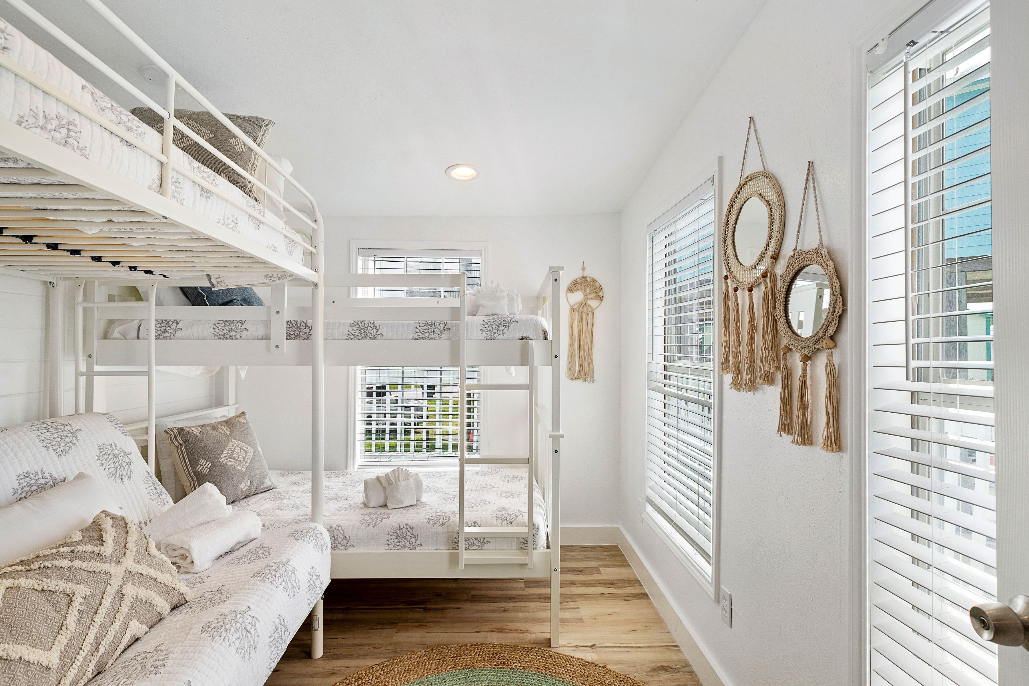Wait n' Sea - Surfside Bungalow Walking Distance to the Beach in Lake Jackson, United States