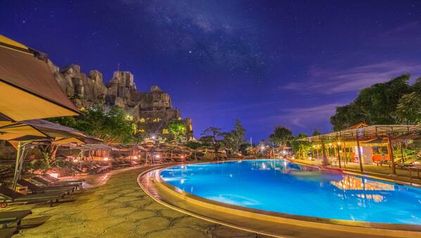 6 outdoor pools