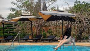 6 outdoor pools