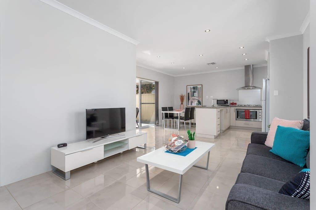 Minimalist Suburban Villagarden Cityfamily Friendlynetflix