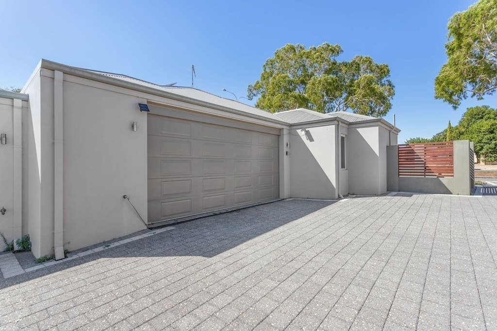 Minimalist Suburban Villagarden Cityfamily Friendlynetflix