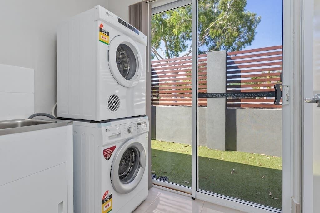 Minimalist Suburban Villagarden Cityfamily Friendlynetflix