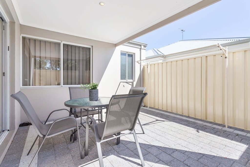 Minimalist Suburban Villagarden Cityfamily Friendlynetflix