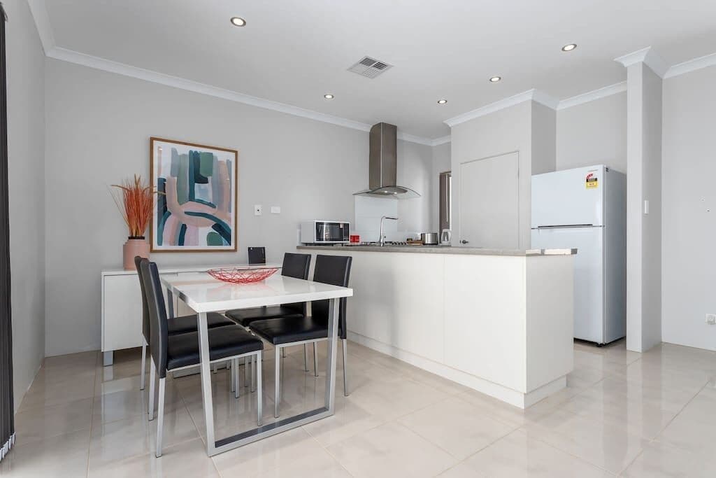 Minimalist Suburban Villagarden Cityfamily Friendlynetflix