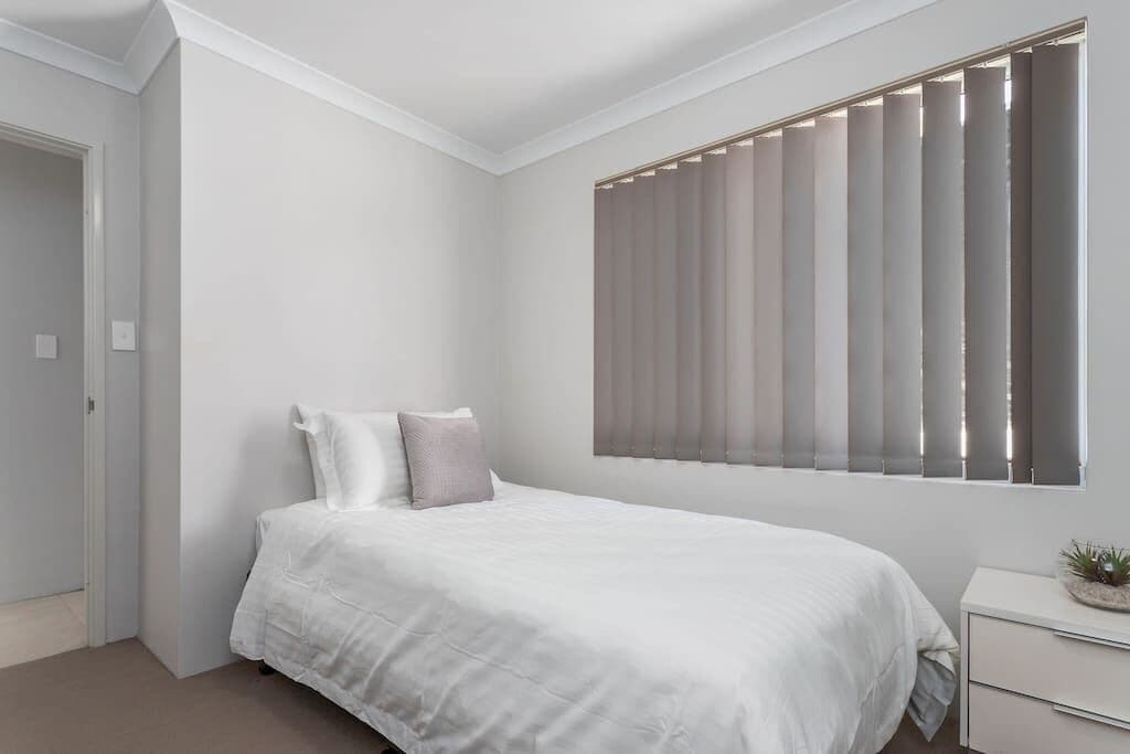 Minimalist Suburban Villagarden Cityfamily Friendlynetflix