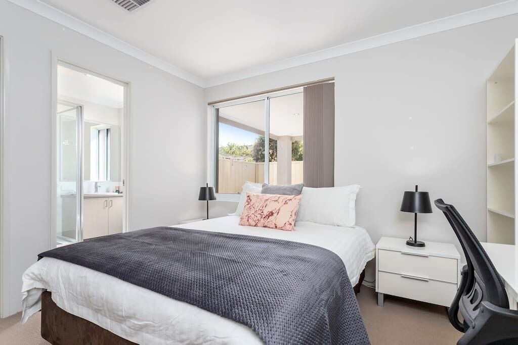 Minimalist Suburban Villagarden Cityfamily Friendlynetflix