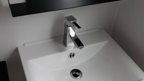 Douche, sèche-cheveux