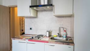 Kühlschrank, Herd, Kochgeschirr/Geschirr/Besteck