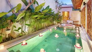 Kolam renang indoor, dengan kursi berjemur