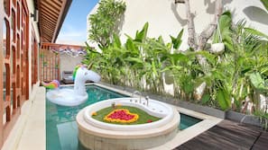 Kolam renang indoor, dengan kursi berjemur