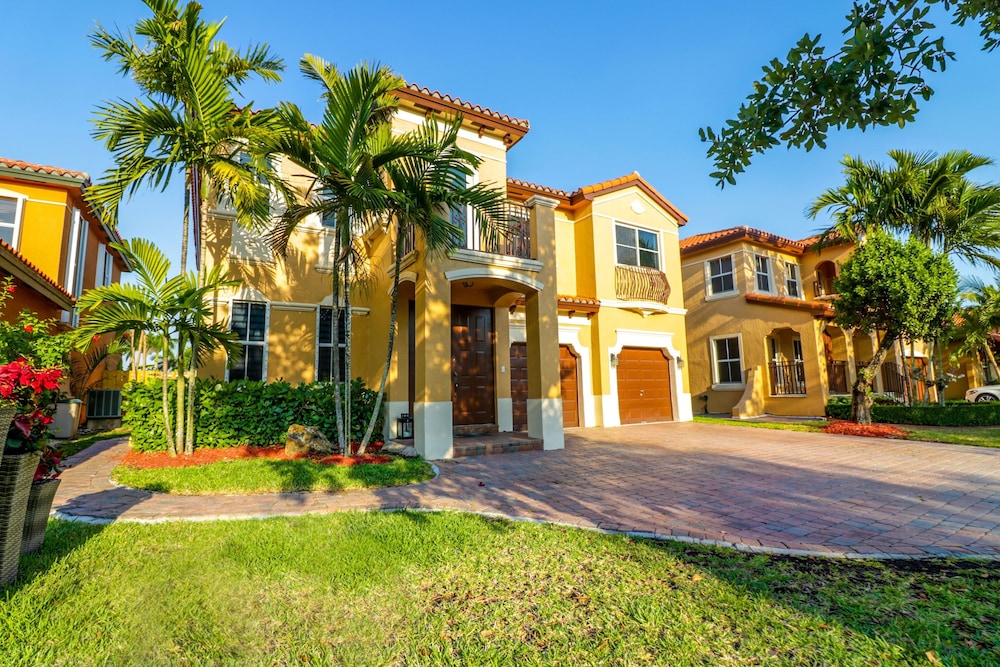 Serene Spacious 5 Bedroom Miami Home