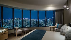 In-room safe, free WiFi, linens