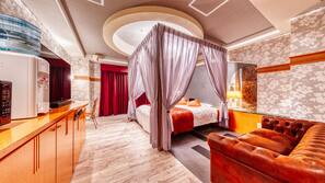 Minibar, free WiFi