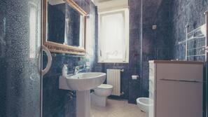 Bidet, towels