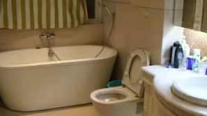 Shower, pengering rambut, sandal, dan sampo