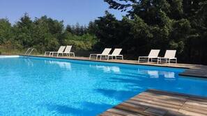 Piscine extérieure (ouverte en saison), parasols de plage