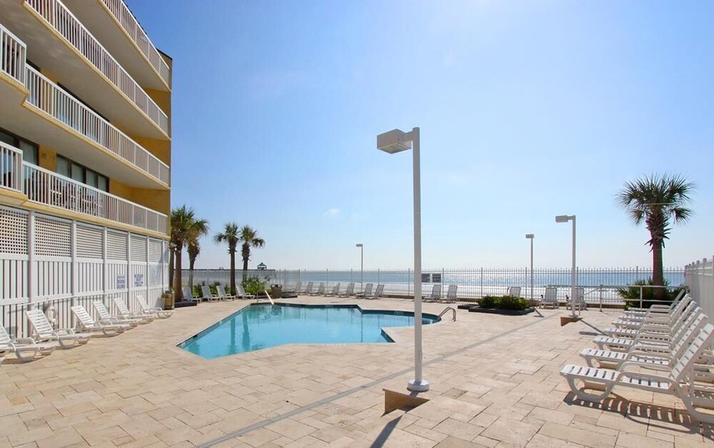 Oceanfront Condo - Walk To Shops & Restaurants