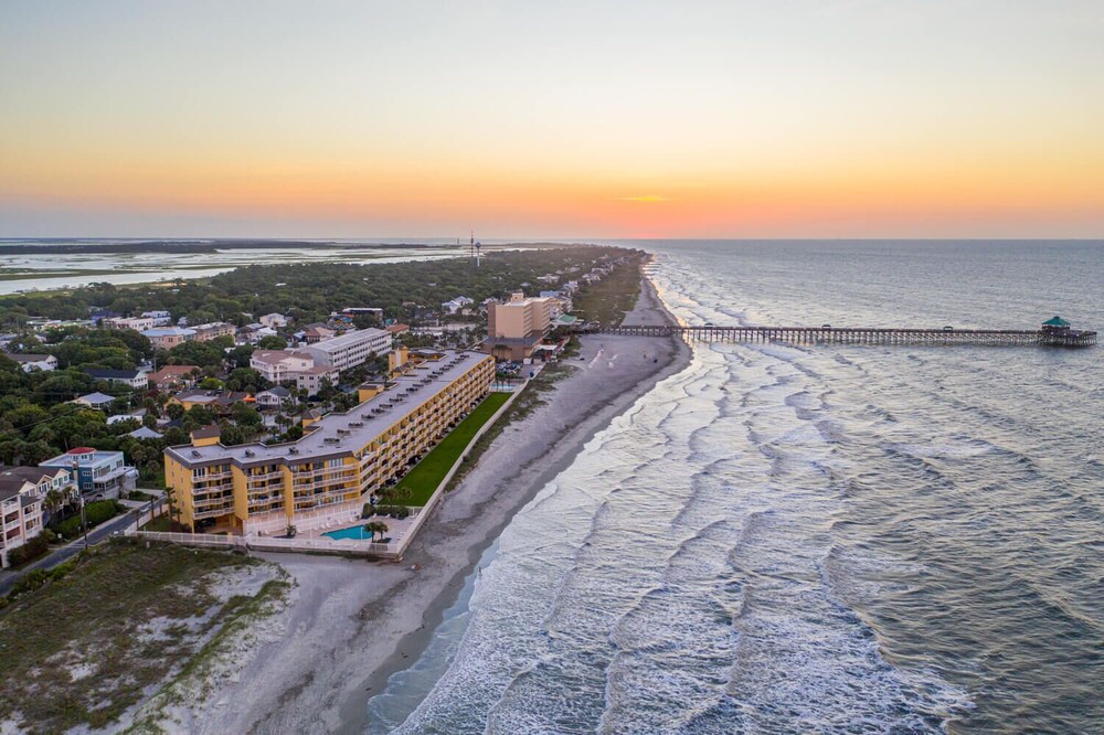 Oceanfront Condo - Walk To Shops & Restaurants