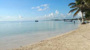 Playa privada, tumbonas, sombrillas y toallas de playa