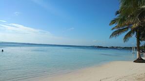 Playa privada, tumbonas, sombrillas y toallas de playa