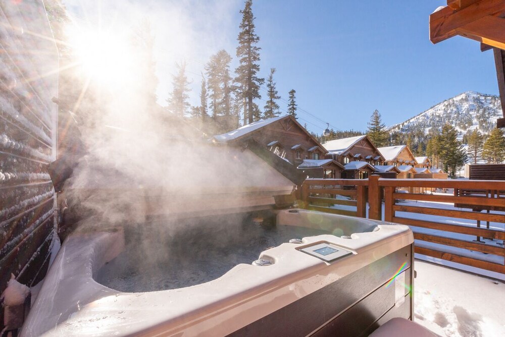 Holiday Availability! Upscale townhome with private hot tub, a stones throw away from the slopes