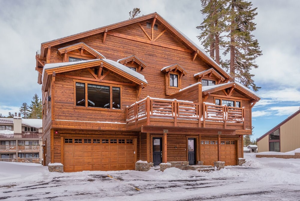 Holiday Availability! Upscale townhome with private hot tub, a stones throw away from the slopes