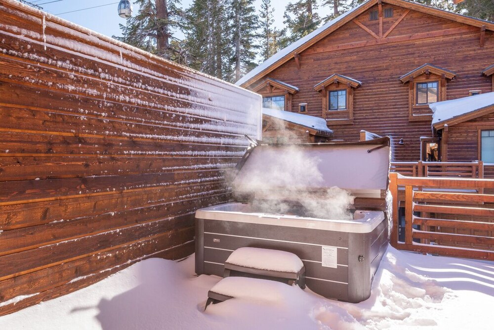 Holiday Availability! Upscale townhome with private hot tub, a stones throw away from the slopes