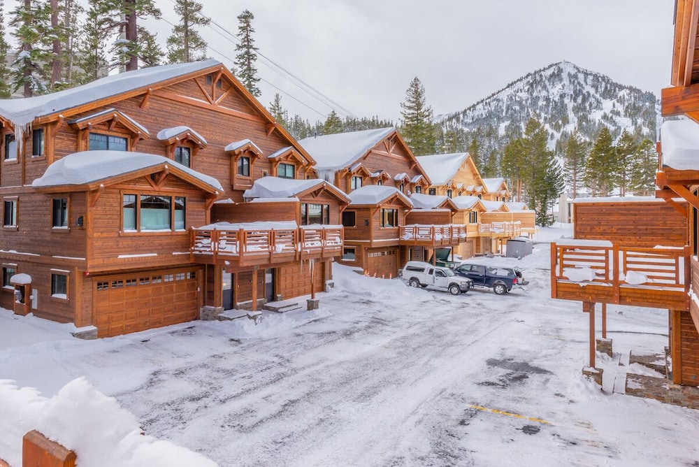 Holiday Availability! Upscale townhome with private hot tub, a stones throw away from the slopes