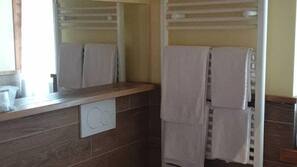 Douche, douche à « effet pluie », articles de toilette gratuits