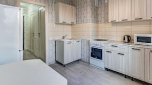Großer Kühlschrank, Mikrowelle, Ofen, Herd