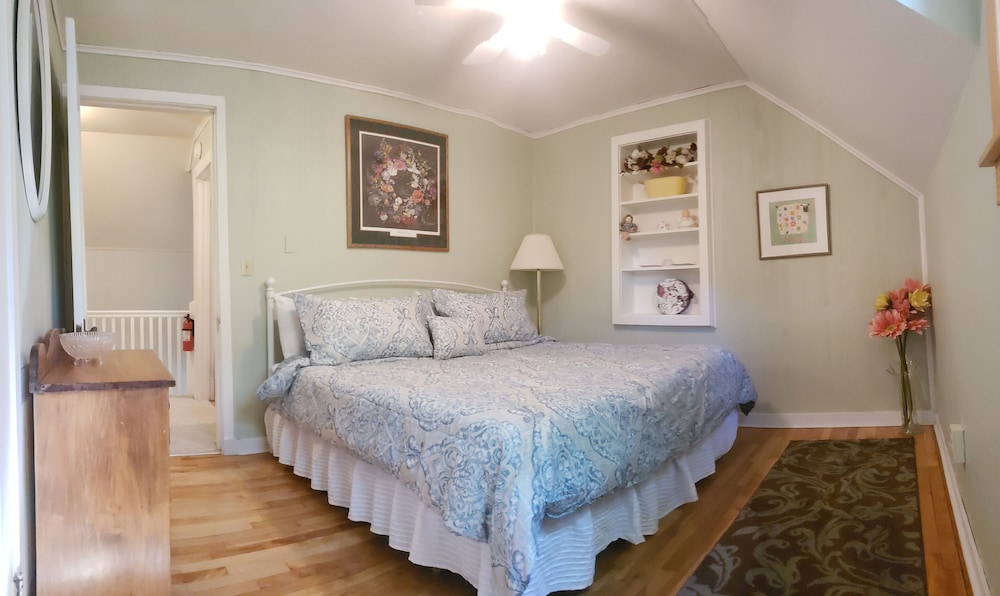 SpaciousWooded LotFamily/Pet FriendlyShort Walk to Eagle Harbor