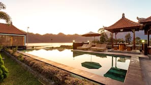 Kolam renang outdoor