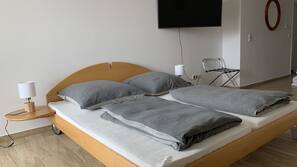Minibar, individuell eingerichtet, laptopgeeigneter Arbeitsplatz