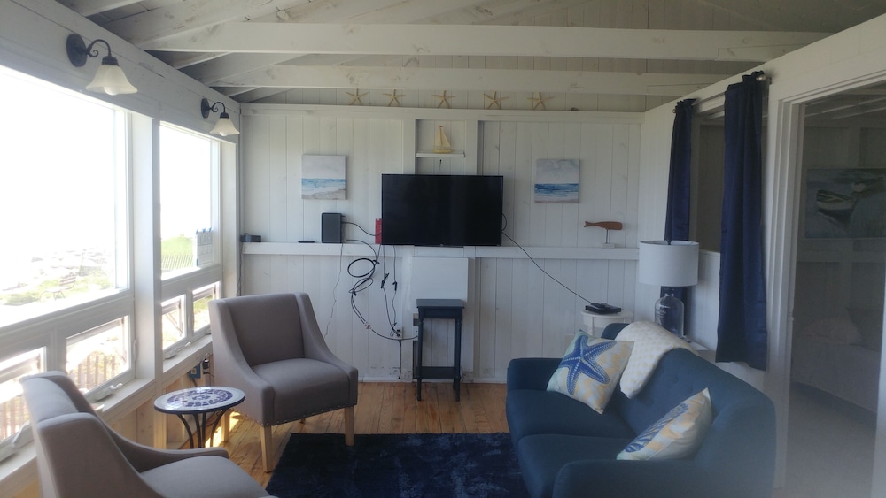 Popham Beach Direct Oceanfront Cottage Steps to the sand in Phippsburg