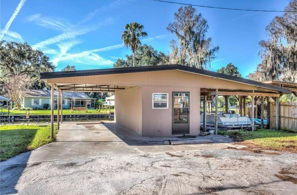 LAKESIDE BREEZE on Lake Eustis Harris Chain of Lakes Central Florida in