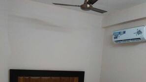保险箱、笔记本电脑工作区、遮光窗帘、免费 WiFi