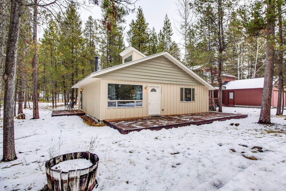 Campsite Cottage is set along the Deschutes River with access to many outdoor