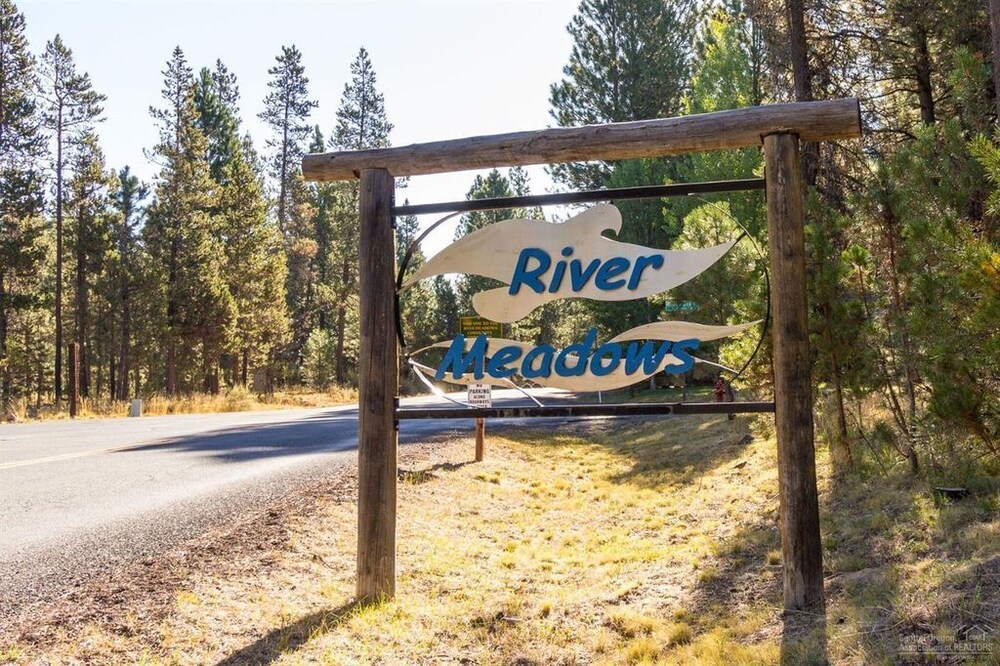 Campsite Cottage is set along the Deschutes River with access to many outdoor