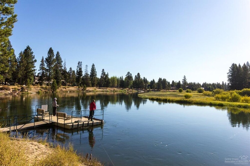 Campsite Cottage is set along the Deschutes River with access to many outdoor