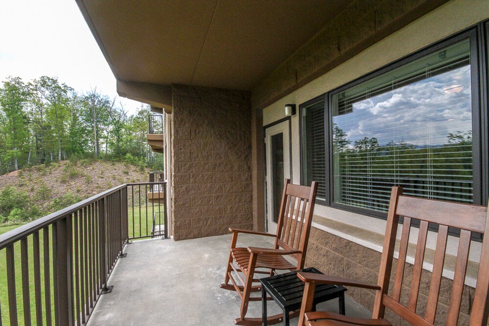 Roomy condo w/elevator, WiFi, & wooded views