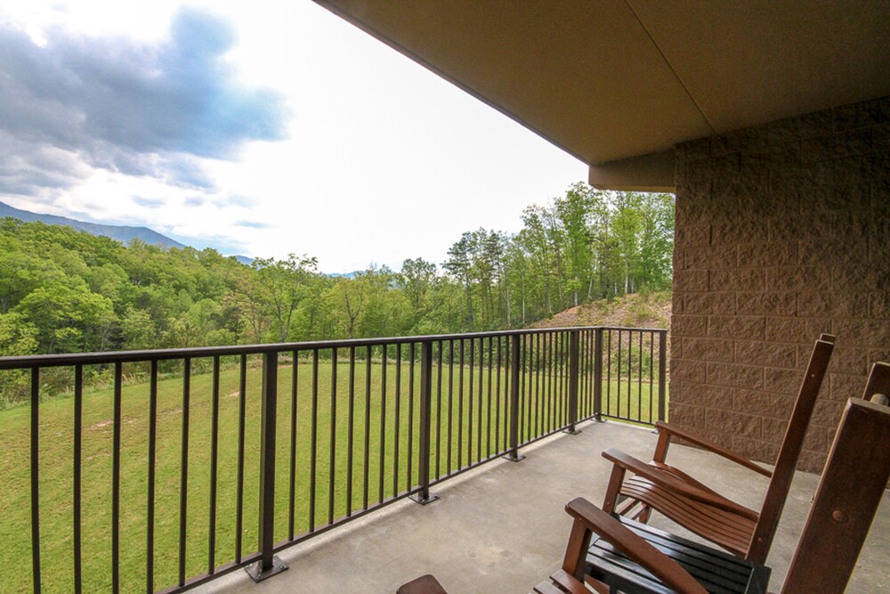 Roomy condo w/elevator, WiFi, & wooded views