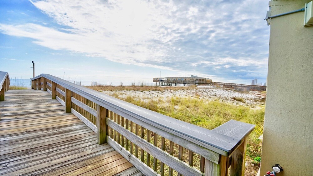 Wonderful Beach Front Condo In Gulf Shores